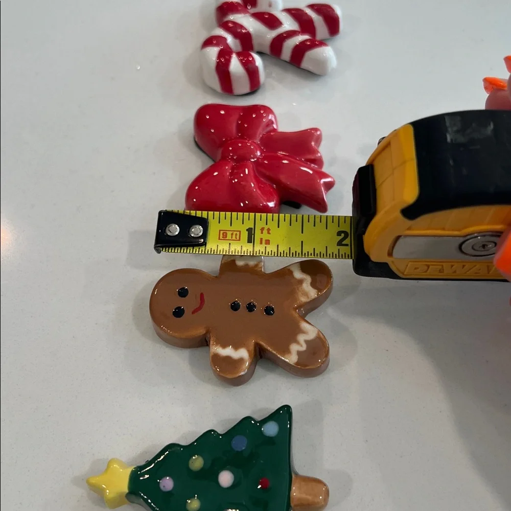 🎄🫚🎀 So. Cute. Ceramic.4pc Magnets..